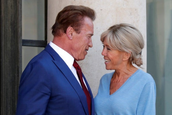 Συνάντηση Μακρόν – Σβαρτζενέγκερ – Ο ξεχασιάρης Άρνολντ και ο θερμός χαιρετισμός με την Πρώτη Κυρία (εικόνες, βίντεο)